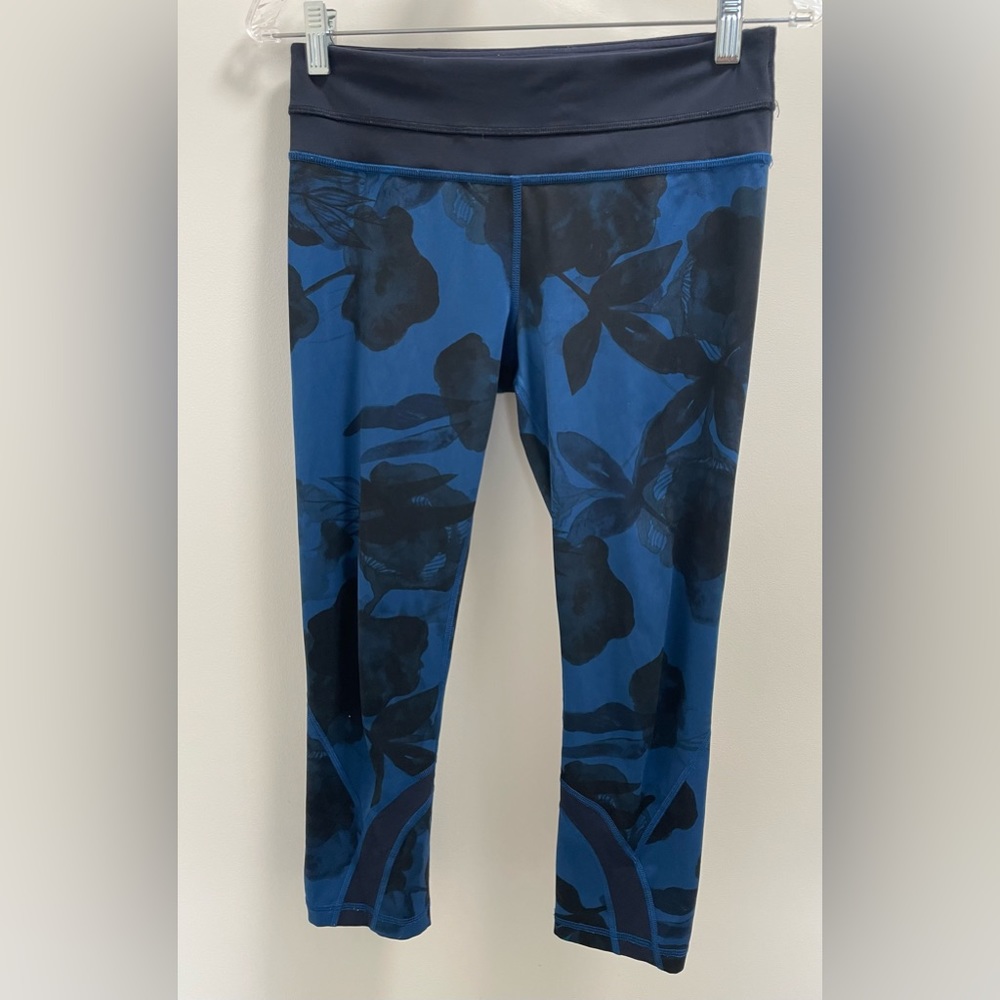Lululemon crop leggings women’s size 6 blue floral print high rise. Never worn